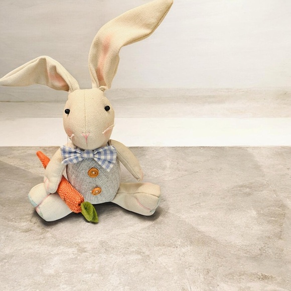 Plush Beige Bunny w/Orange Carrot & ‘The Carrot Cake Catastrophe Book’ w/Recipe - Picture 5 of 8